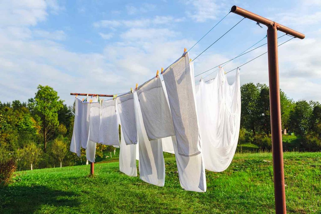 Panni stesi al sole e odore di pulito