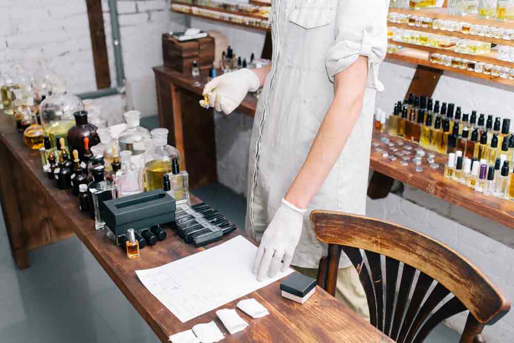 Use of natural notes for the production of fragrances Use of natural notes for the production of fragrances